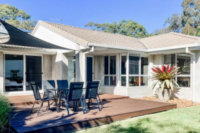 Pandanus Villa sleeps 6 close to beach + café
